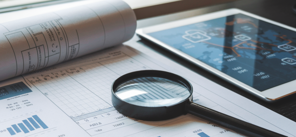 Immobilienverträge mit einer Lupe und Statistiken